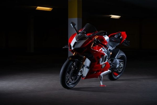 Quels sont les avantages des plaquettes de frein en céramique pour une Ducati Panigale V4 ?